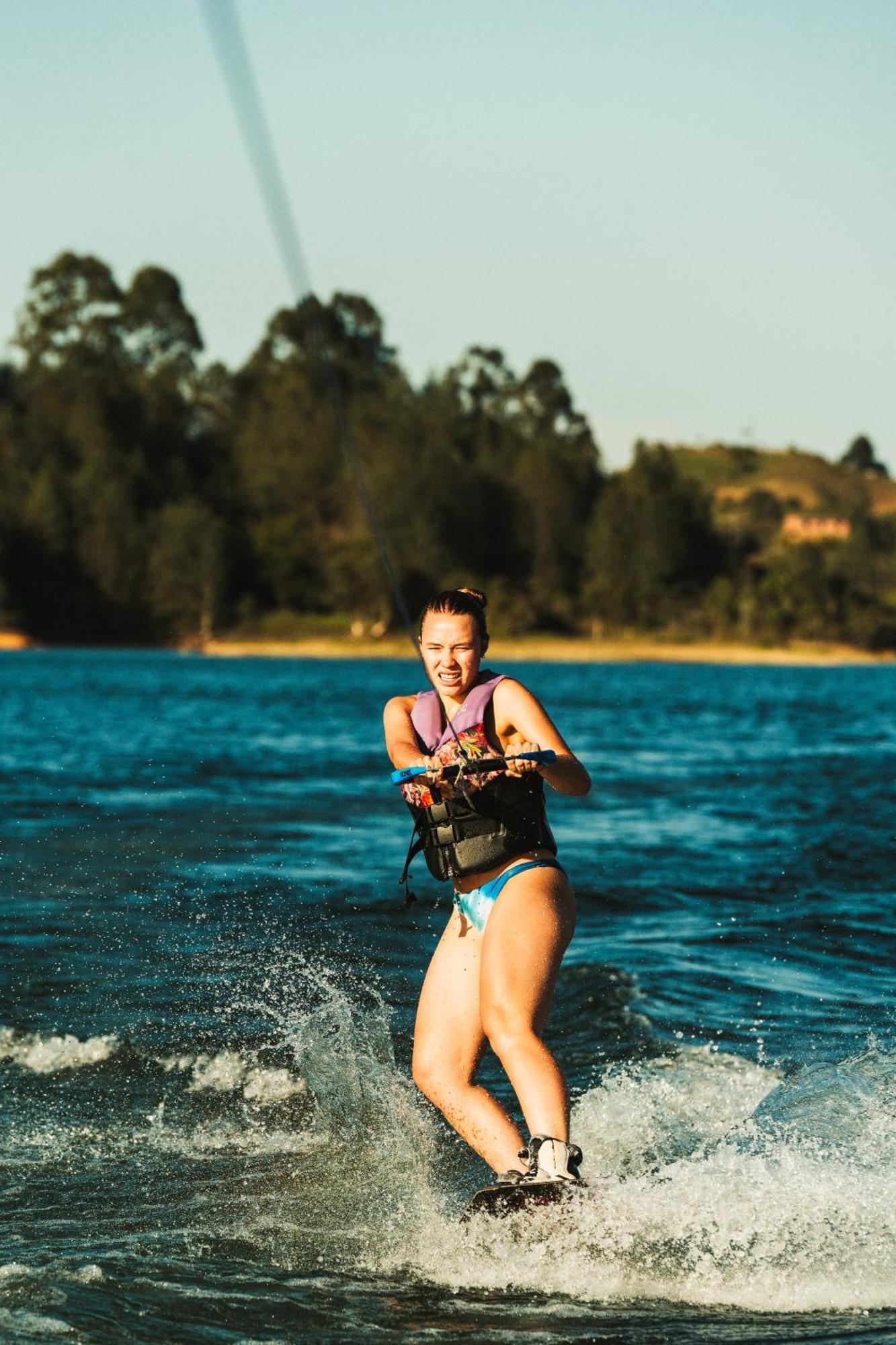 The Boato Hotel Guatapé Eksteriør bilde A woman waterskiing