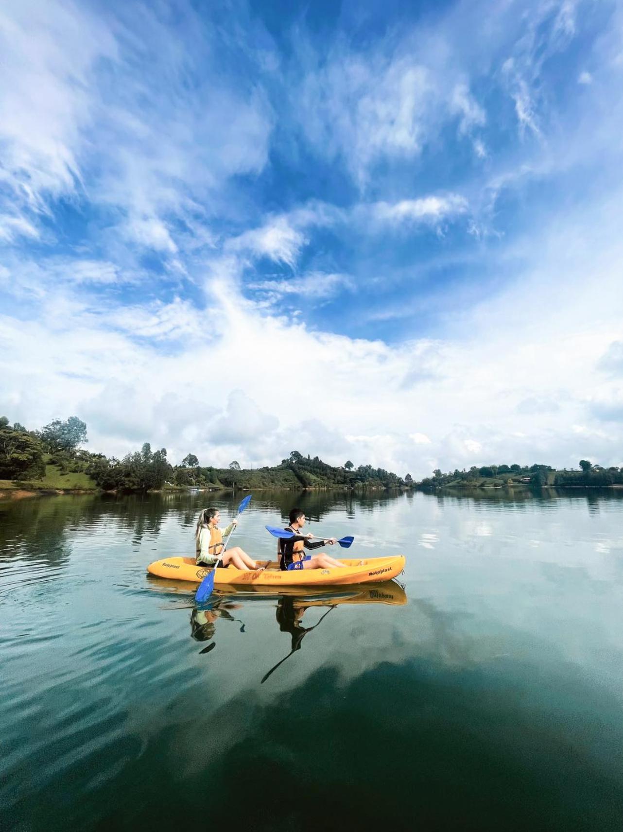 The Boato Hotel Guatapé Eksteriør bilde Kayaking at the lake