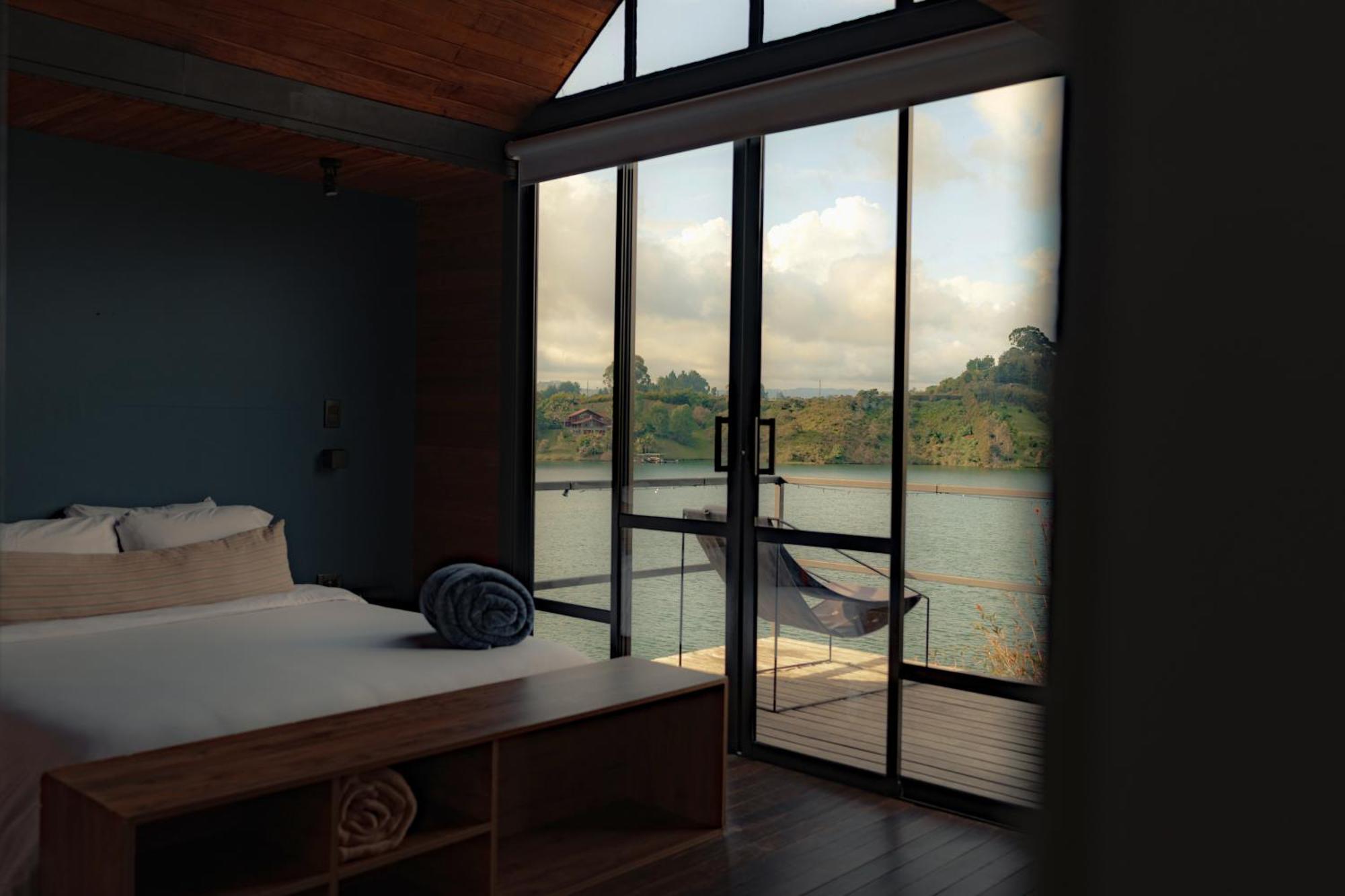 The Boato Hotel Guatapé Eksteriør bilde A bedroom with a view of the river