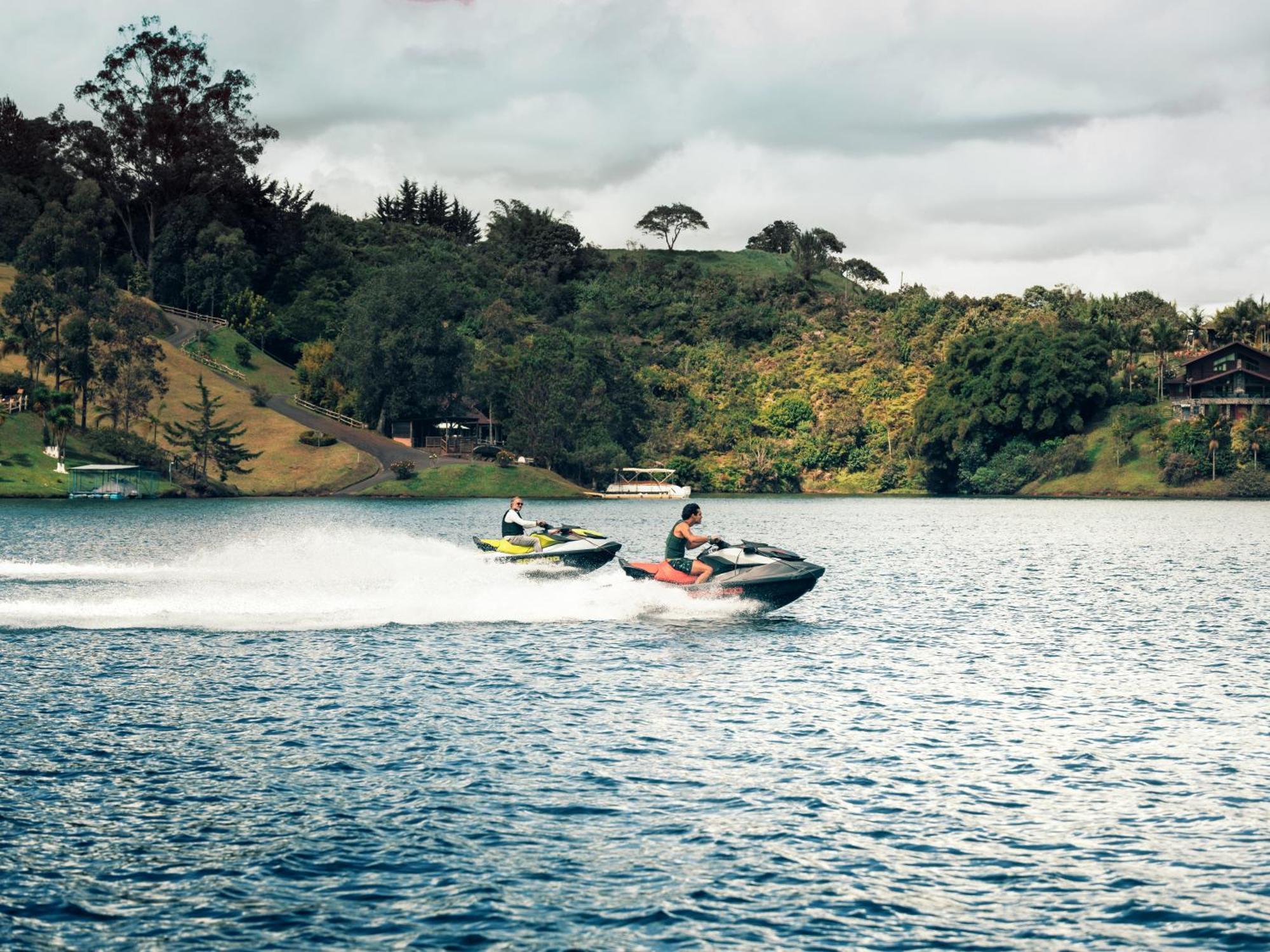 The Boato Hotel Guatapé Eksteriør bilde Jet skiing on Lake Awoiti