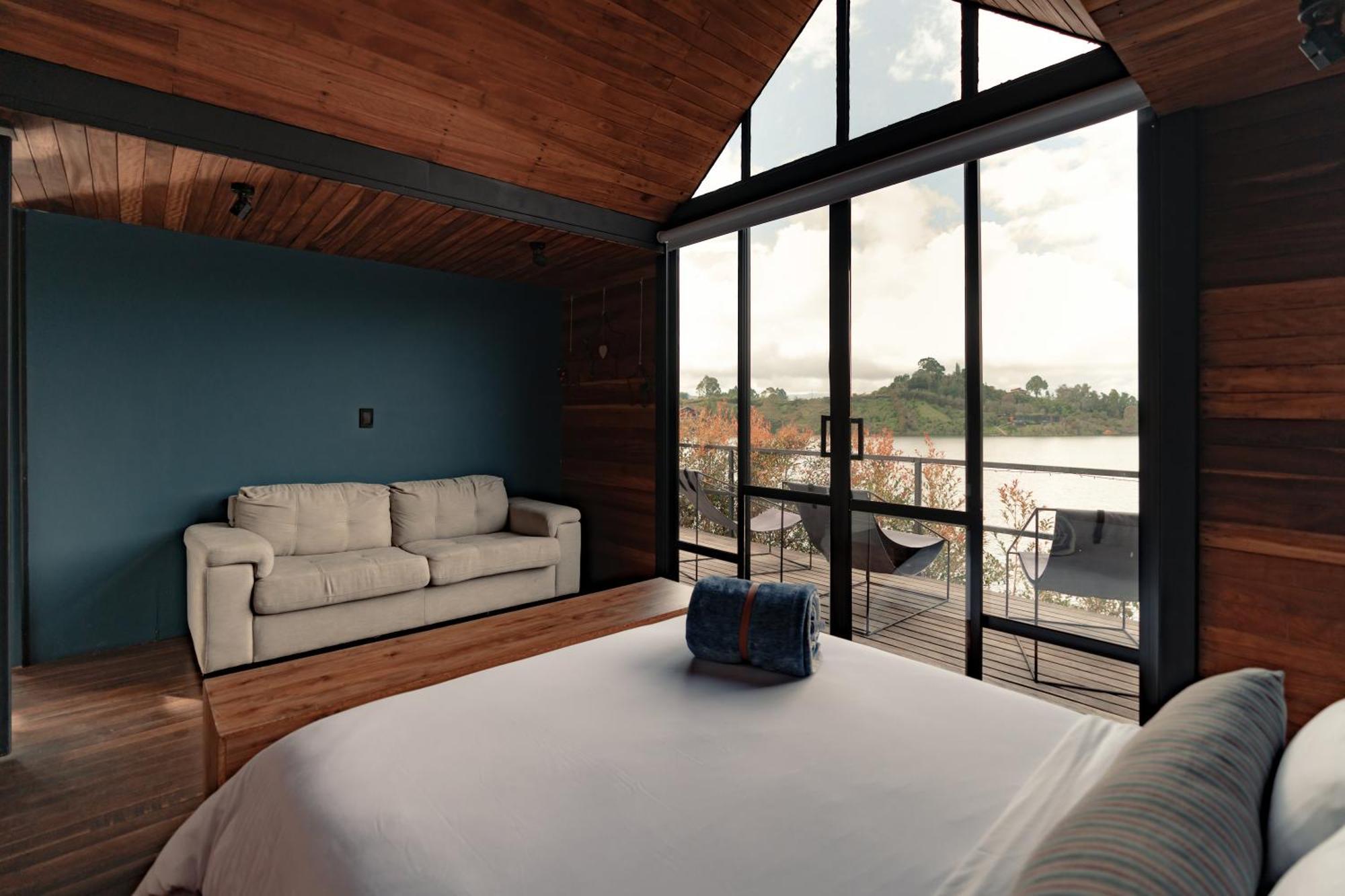 The Boato Hotel Guatapé Eksteriør bilde A bedroom in a house